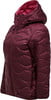 Eine burgunderrote Daunenjacke mit wellenförmiger Steppung und Kapuze.