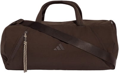 Braune Adidas Sporttasche mit Riemen und Griffen. Braune Adidas Sporttasche mit Riemen und Griffen.