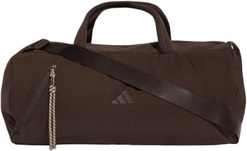 Braune Adidas Sporttasche mit Riemen und Griffen.