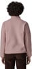 Rückansicht einer Person in einer rosa Fleecejacke und braunen Cordhosen.