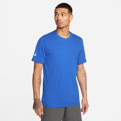 Ein Mann in einem blauen Nike-T-Shirt und grauer Jogginghose steht vor einem weißen Hintergrund. Ein Mann in einem blauen Nike-T-Shirt und grauer Jogginghose steht vor einem weißen Hintergrund.