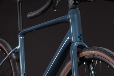 Detail des Rahmens eines blauen Gravelbikes mit Cube-Logo. Detail des Rahmens eines blauen Gravelbikes mit Cube-Logo.