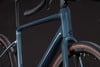 Detail des Rahmens eines blauen Gravelbikes mit Cube-Logo.