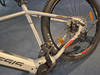 Detail eines E-Bikes mit Bosch-Antrieb und 29-Zoll-Rädern.
