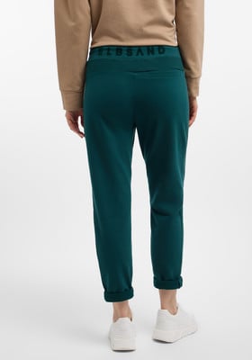 Damen-Jogginghose in Dunkelgrün mit Logo am Bund und umgeschlagenen Säumen. Damen-Jogginghose in Dunkelgrün mit Logo am Bund und umgeschlagenen Säumen.