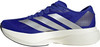 Blauer Adidas-Laufschuh mit weißer Sohle und silbernen Streifen.