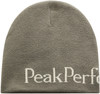 Graue Strickmütze mit weißem Peak Performance Logo.