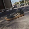 Fekete Adidas sportcipők leopárdmintával és barna talppal az utcán.