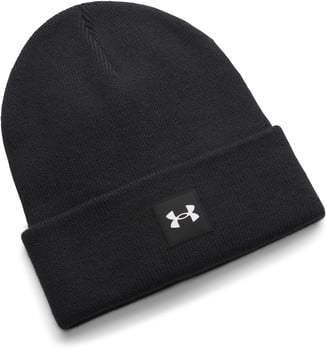 Schwarze Strickmütze mit weißem Under Armour Logo.