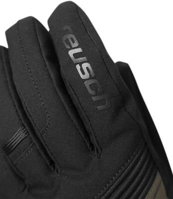 Detail schwarzer Handschuhe mit Reusch-Logo am Finger. Detail schwarzer Handschuhe mit Reusch-Logo am Finger.
