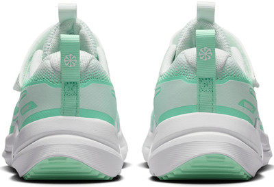 Hellgrün-weiße Kinderschuhe von Nike mit Logo an der Ferse und Klettverschluss.