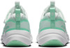 Hellgrün-weiße Kinderschuhe von Nike mit Logo an der Ferse und Klettverschluss.
