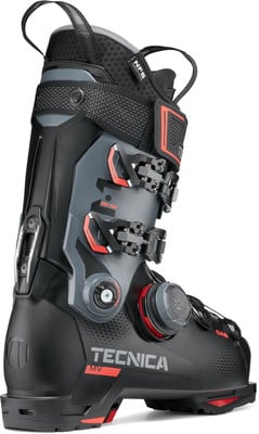 Schwarzer Tecnica Skischuh mit roten und grauen Akzenten und BOA-System. Schwarzer Tecnica Skischuh mit roten und grauen Akzenten und BOA-System.