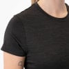 Detail eines dunkelgrauen Damen-T-Shirts mit kurzen Ärmeln und Logo.