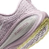 Detail der Sohle eines rosa Laufschuhs mit der Aufschrift ZOOMX.
