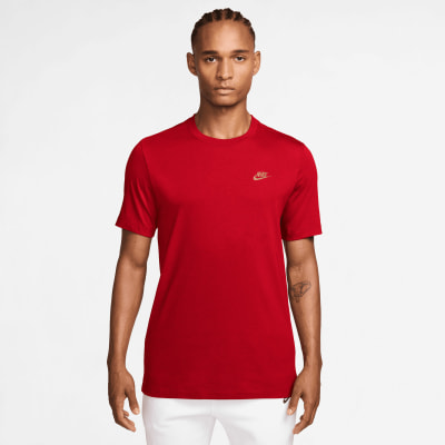 Mann in einem roten Nike-T-Shirt mit Logo auf der Brust