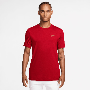 Mann in einem roten Nike-T-Shirt mit Logo auf der Brust