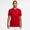 Mann in einem roten Nike-T-Shirt mit Logo auf der Brust