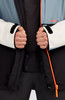 Ein Mann schließt eine Jacke mit orangefarbenem Reißverschluss und O'Neill-Logo.