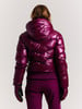 Damen glänzende lila Daunenjacke mit Kapuze und Handschuhen.