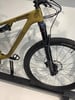 Ein Specialized Mountainbike in Olivgrün mit Federung und Scheibenbremsen.