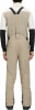 Ein Mann von hinten in einer beige Skihose mit schwarzen Seiten und Hosenträgern.