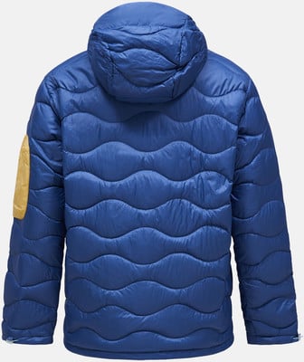Blaue Daunenjacke mit Kapuze, Wellensteppung und gelbem Aufnäher am Ärmel.