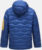 Blaue Daunenjacke mit Kapuze, Wellensteppung und gelbem Aufnäher am Ärmel.