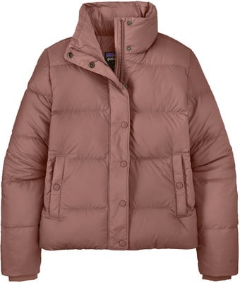 Eine rosafarbene Daunenjacke mit hohem Kragen und Druckknöpfen. Eine rosafarbene Daunenjacke mit hohem Kragen und Druckknöpfen.