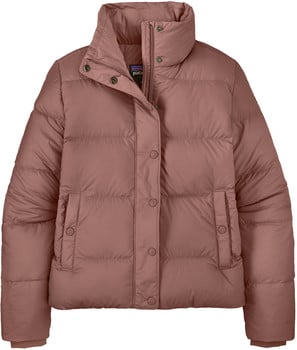 Eine rosafarbene Daunenjacke mit hohem Kragen und Druckknöpfen.