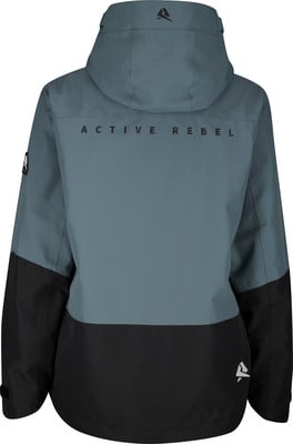 Rückansicht einer grauen Jacke mit schwarzem Unterteil und Logo.
