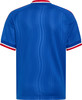 Ein blaues T-Shirt mit kurzen Ärmeln und roter Paspel am Kragen und den Ärmeln.