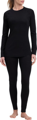 Eine Frau in einem schwarzen Langarm-Thermooberteil und Leggings. Eine Frau in einem schwarzen Langarm-Thermooberteil und Leggings.