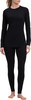 Eine Frau in einem schwarzen Langarm-Thermooberteil und Leggings.