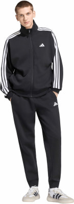 Ein Mann in schwarzer Adidas Trainingskleidung mit weißen Streifen an den Ärmeln und Logo. Ein Mann in schwarzer Adidas Trainingskleidung mit weißen Streifen an den Ärmeln und Logo.