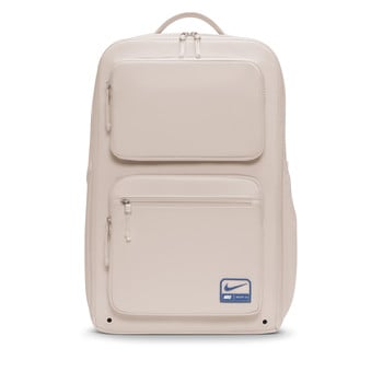 Ein beiger Nike-Rucksack mit mehreren Taschen und Markenlogo.