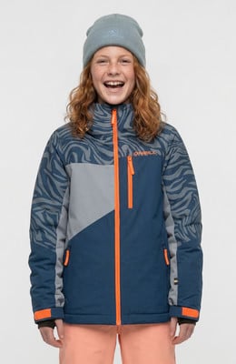 Junge in einer Winterjacke mit orangefarbenen Reißverschlüssen und einer grauen Mütze lacht. Junge in einer Winterjacke mit orangefarbenen Reißverschlüssen und einer grauen Mütze lacht.