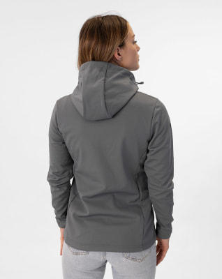 Eine Frau in einer grauen Kapuzenjacke und Jeans posiert mit dem Rücken zur Kamera. Eine Frau in einer grauen Kapuzenjacke und Jeans posiert mit dem Rücken zur Kamera.