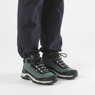 Damen-Wanderschuhe in Dunkelgrün mit rosa Akzenten und schwarzen Schnürsenkeln. Damen-Wanderschuhe in Dunkelgrün mit rosa Akzenten und schwarzen Schnürsenkeln.
