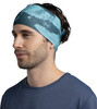 Ein Mann mit einem blauen Kopftuch und blauem T-Shirt.
