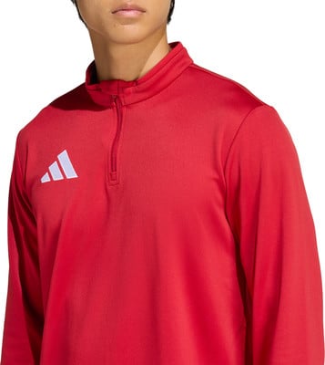 Ein rotes Sweatshirt mit Adidas-Logo und kurzem Reißverschluss am Hals. Ein rotes Sweatshirt mit Adidas-Logo und kurzem Reißverschluss am Hals.