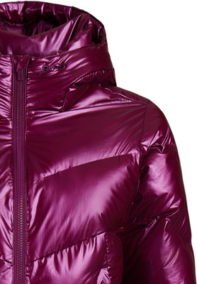 Glänzende lila Daunenjacke mit Kapuze und Reißverschluss. Glänzende lila Daunenjacke mit Kapuze und Reißverschluss.