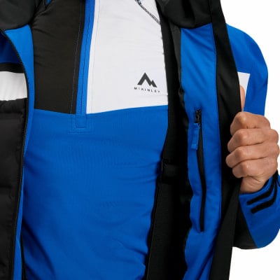 Detail einer McKinley-Jacke mit Logo, Reißverschlüssen und blauen Elementen. Detail einer McKinley-Jacke mit Logo, Reißverschlüssen und blauen Elementen.
