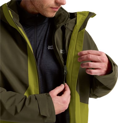 Ein Mann schließt eine grüne Jacke mit dunklem Fleecefutter. Ein Mann schließt eine grüne Jacke mit dunklem Fleecefutter.