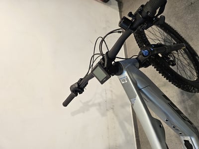 Detail des Lenkers und Rahmens eines Mountain-E-Bikes mit Display.