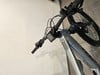 Detail des Lenkers und Rahmens eines Mountain-E-Bikes mit Display.