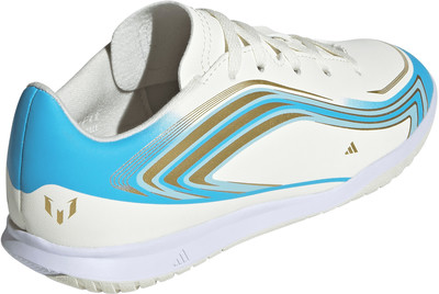 Weiße Adidas Fußballschuhe mit blauen und goldenen Streifen und Messi-Logo. Weiße Adidas Fußballschuhe mit blauen und goldenen Streifen und Messi-Logo.