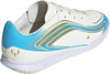 Weiße Adidas Fußballschuhe mit blauen und goldenen Streifen und Messi-Logo.