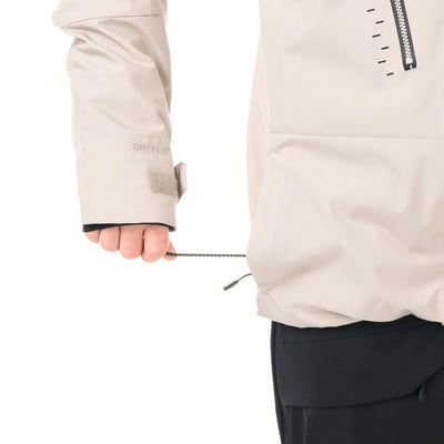 Eine Hand zieht an der Kordel einer Jacke. Eine Hand zieht an der Kordel einer Jacke.