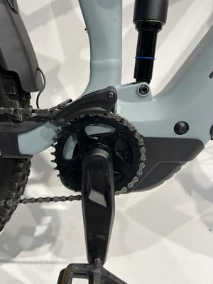 Detail eines Mountainbike-Elektrofahrrads mit Kette und Kurbel.